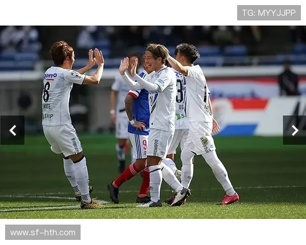 帕尔梅与圣卡的激烈对决揭示足球战术与团队合作的魅力 帕尔梅与圣卡的激烈对决揭示足球战术与团队合作的魅力